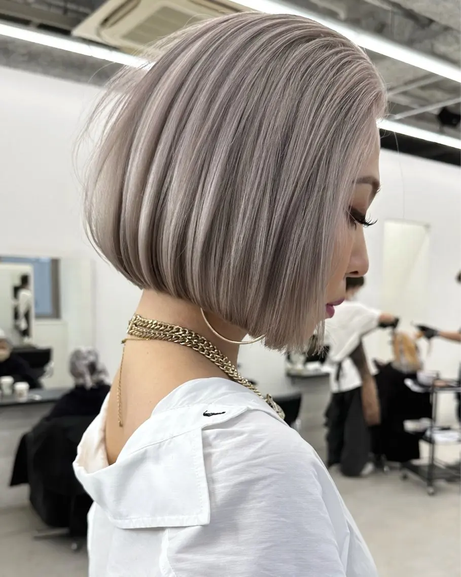 ミディアム アッシュ アッシュグレー アッシュグレージュ ボブ ハイライト 佐藤 まいらのヘアスタイル