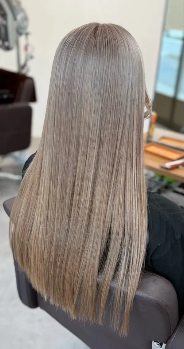 ロング カラー ベージュカラー ブリーチ ミルクティーベージュ ヘアカラー Y Rinaのヘアスタイル
