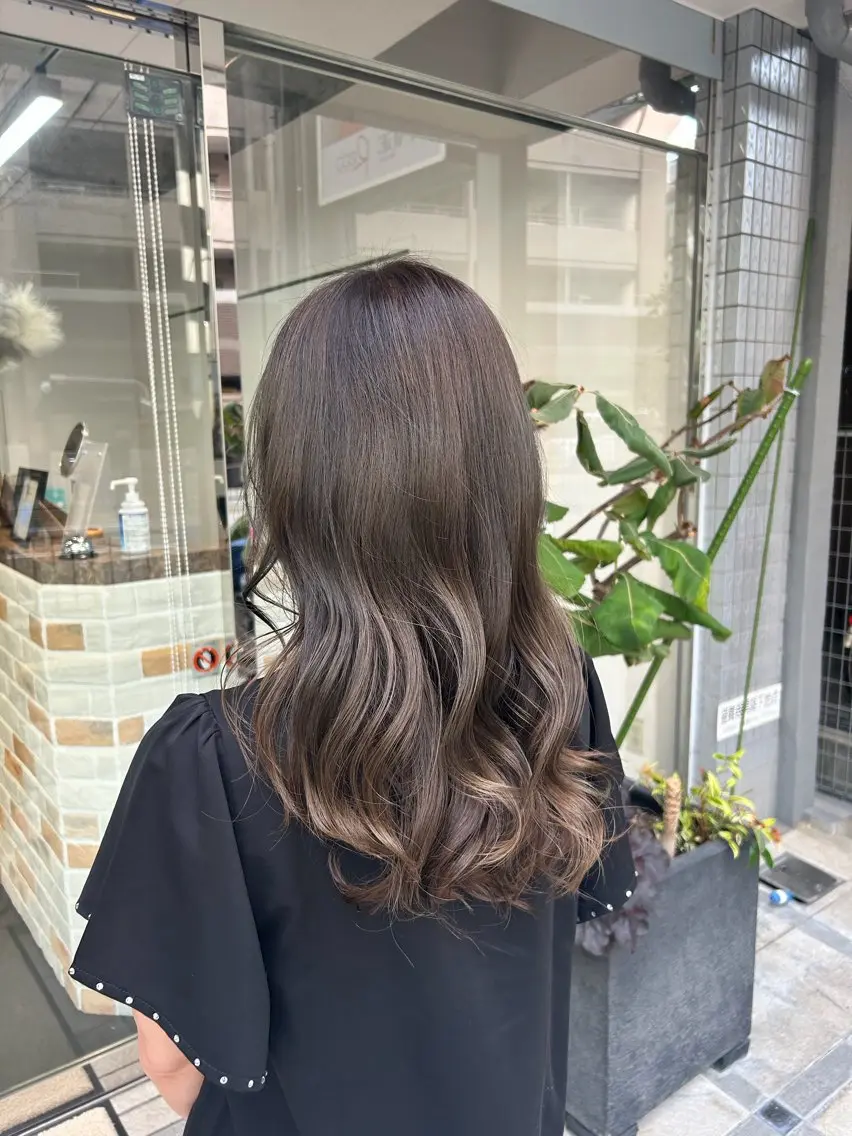 カラー グレージュ 西村 優那のヘアスタイル