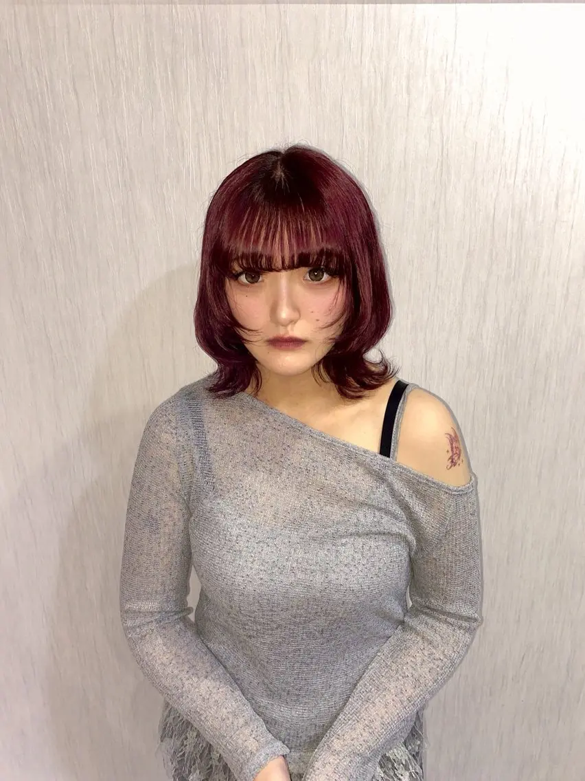 ミディアム カラー ブリーチ レッドカラー ヘアカラー ハナダ メイのヘアスタイル