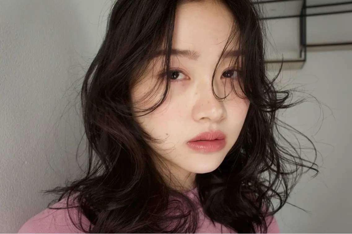 セミロング レイヤーカット 暖色カラー 奥村陽花のヘアスタイル