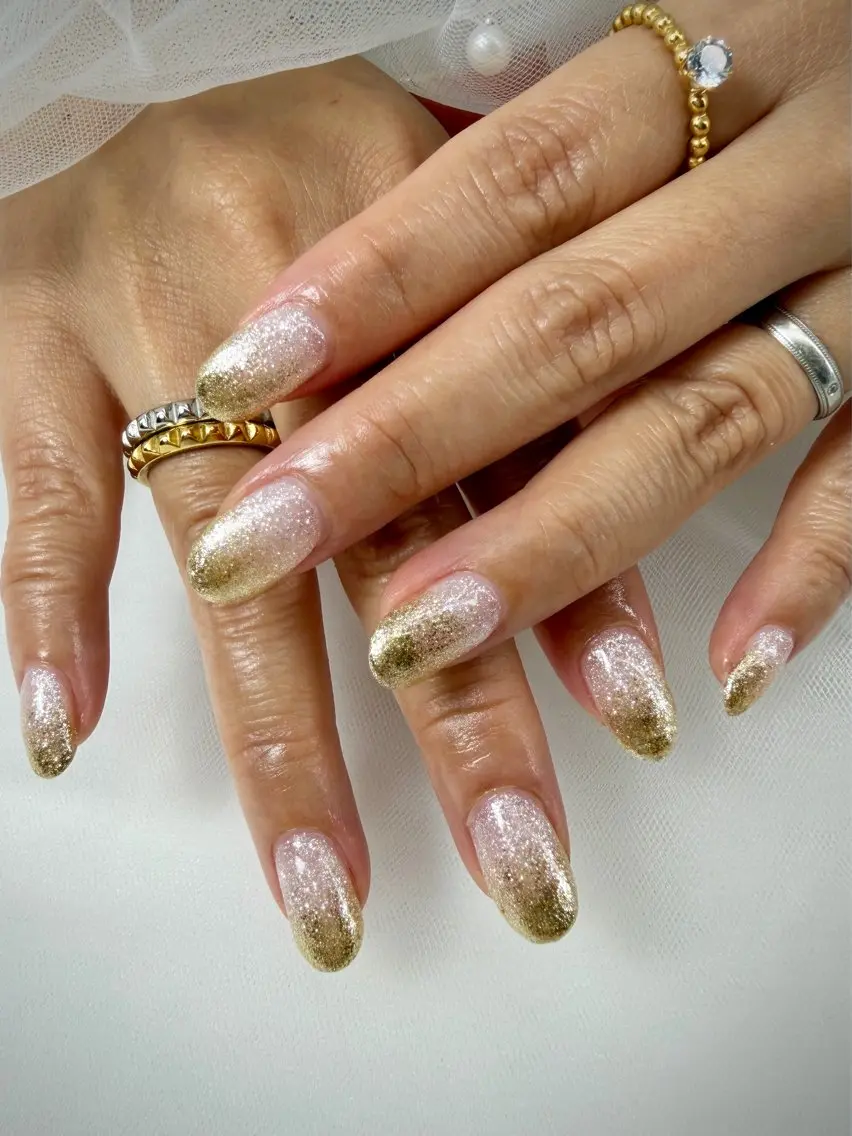 ネイル ジェルネイル ゴールド グラデーション キラキラネイル ラメ(グリッター) ハンドネイル iro+ nailのネイルデザイン
