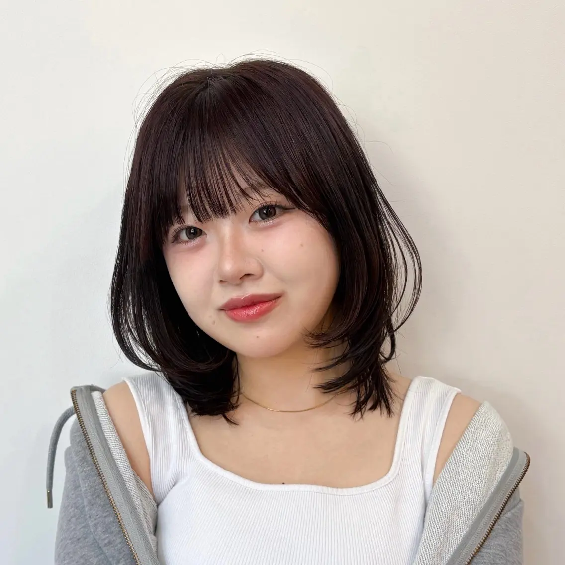 ミディアム カラー ミディアムレイヤー ブラウンカラー レイヤーカット minmi .SUIのヘアスタイル