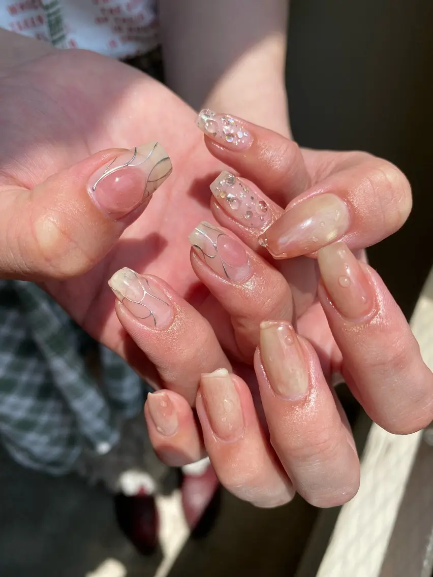 ネイル 成人式 フラッシュネイル フレンチネイル ガーリー キラキラネイル ハンドネイル 草加ニュアンスネイル 🌚hersのネイルデザイン