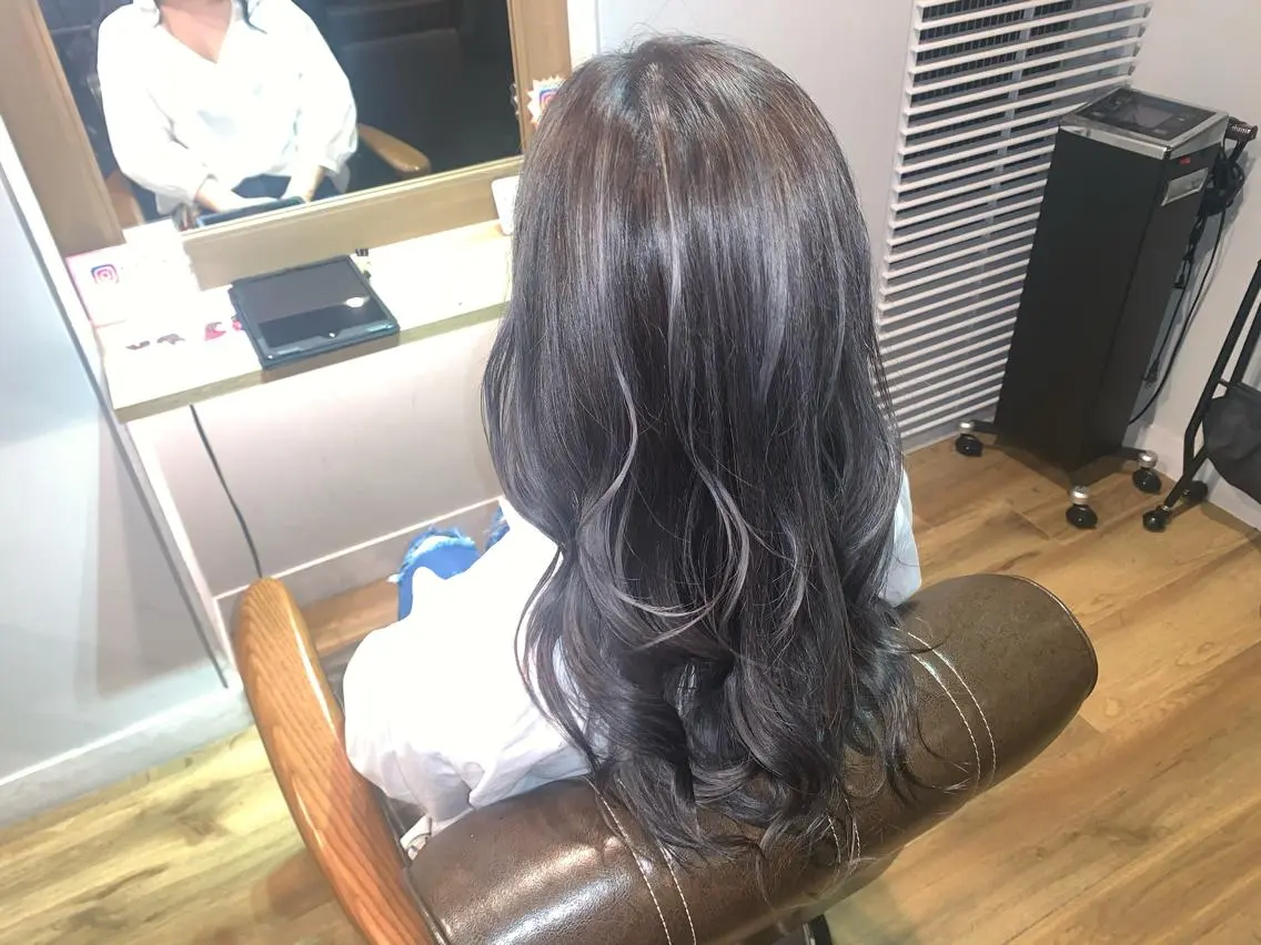 ロング カラー アッシュ アッシュグレー ハイライトカラー ハイライト ヘアカラー トリートメント ツキダテ ユイのヘアスタイル