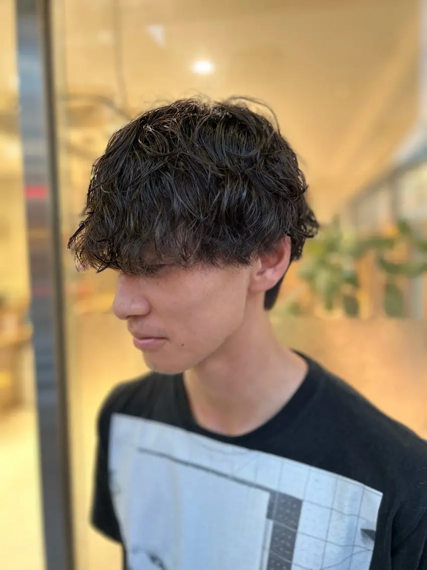 ショート パーマ メンズ メンズパーマ 波巻きパーマ スパイラルパーマ カット パーマ ヘアセット メンズハイライト × perm Runoのヘアスタイル