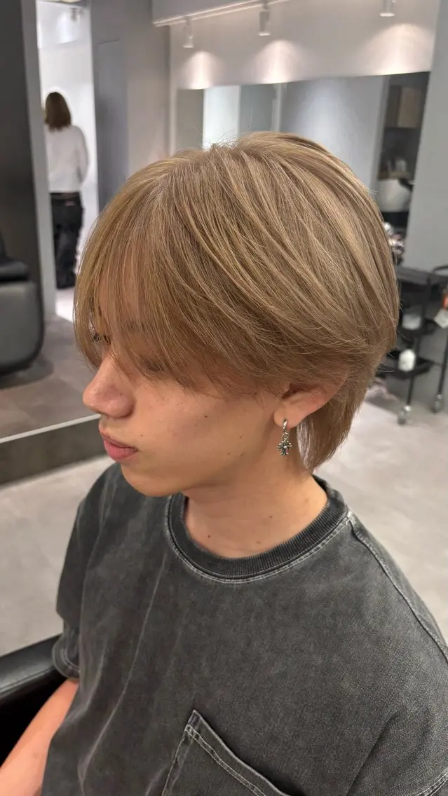 ミディアム カラー メンズ メンズブリーチ ベージュカラー ブリーチ ミルクティーベージュ カット ヘアカラー 高橋 周のヘアスタイル
