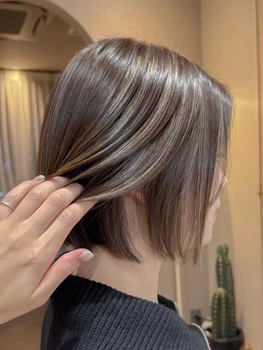 カラー デザインカラー ハイトーン／暖色 👩🏼HONOKAのヘアスタイル
