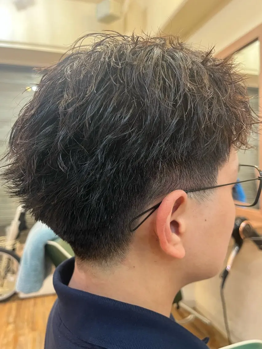 ショート メンズ フェードカット カット パーマ 白金/髪質改善/ダブ ルカラー/ハイトーンのヘアスタイル
