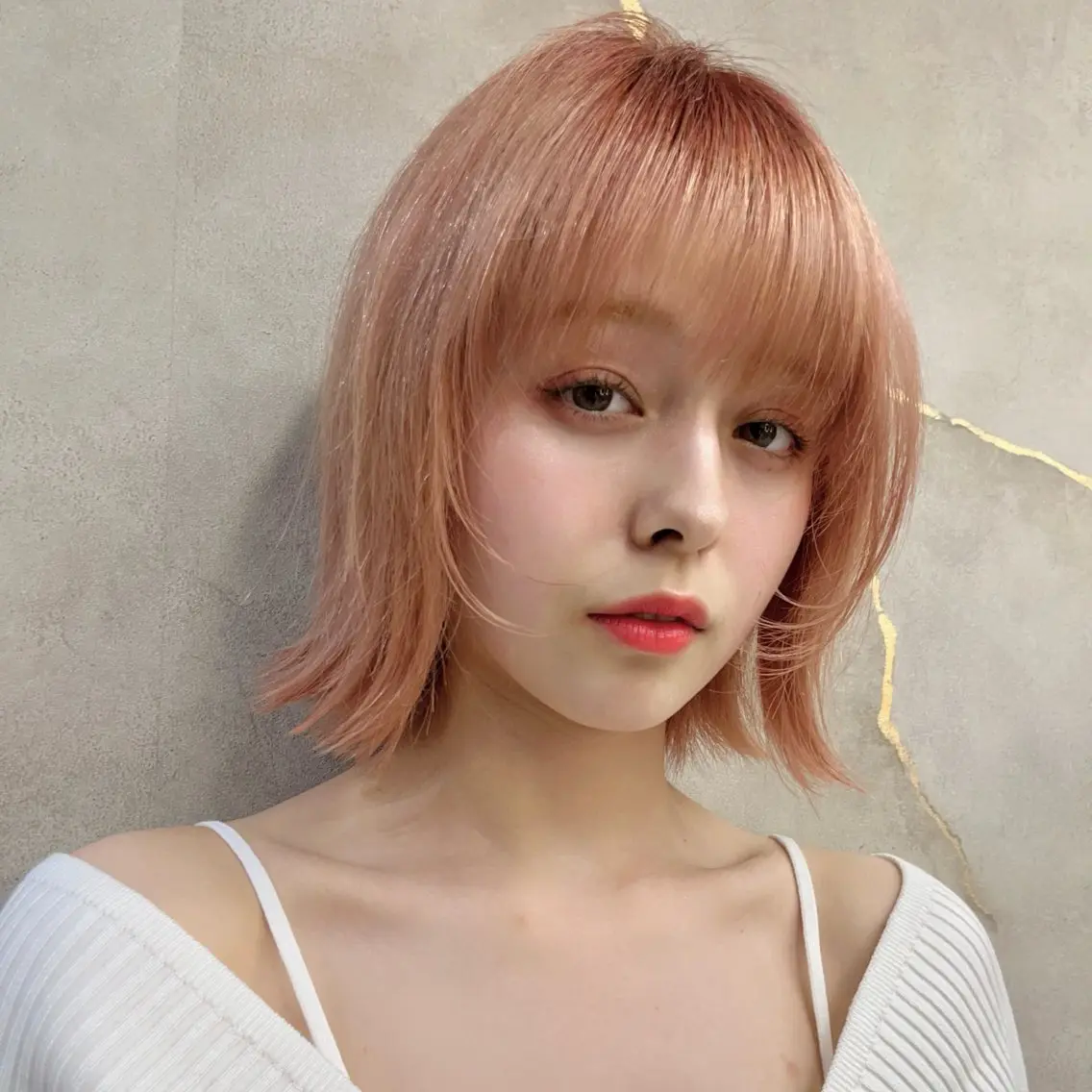 ショート カラー ヘアアレンジ アッシュ ベージュカラー 黒髪 ブリーチ ブルーカラー ボブ｜韓国｜美髪矯正 ｜amika🌙のヘアスタイル