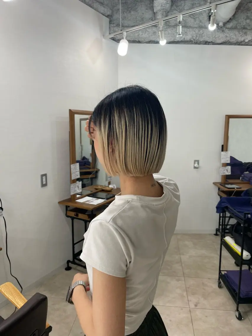 ショート ボブ _WHITE 佐伯 碧のヘアスタイル