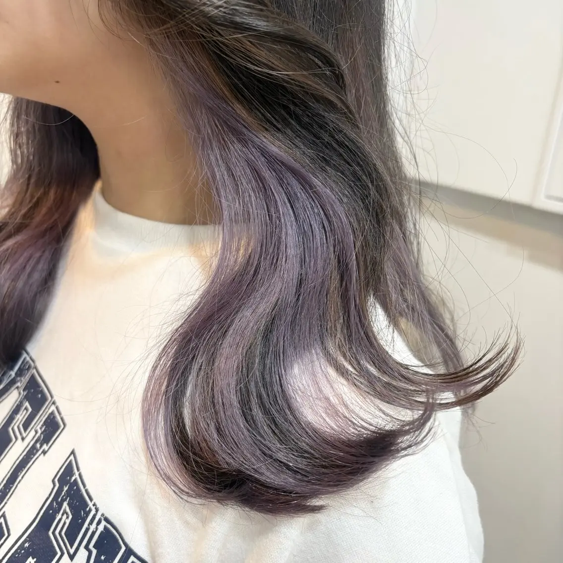 セミロング カラー ブリーチ パープルカラー 羽.シールエクステ 🍓 篠田梓のヘアスタイル