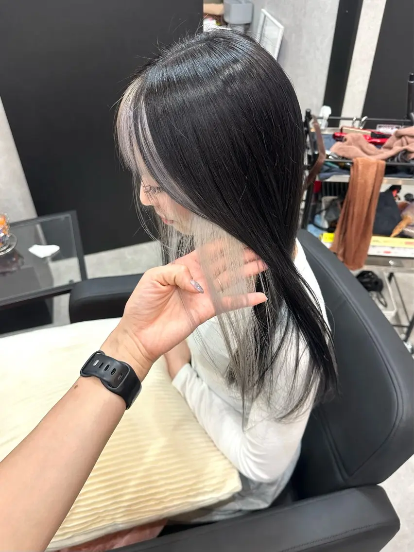 ロング サワダ サトミのヘアスタイル