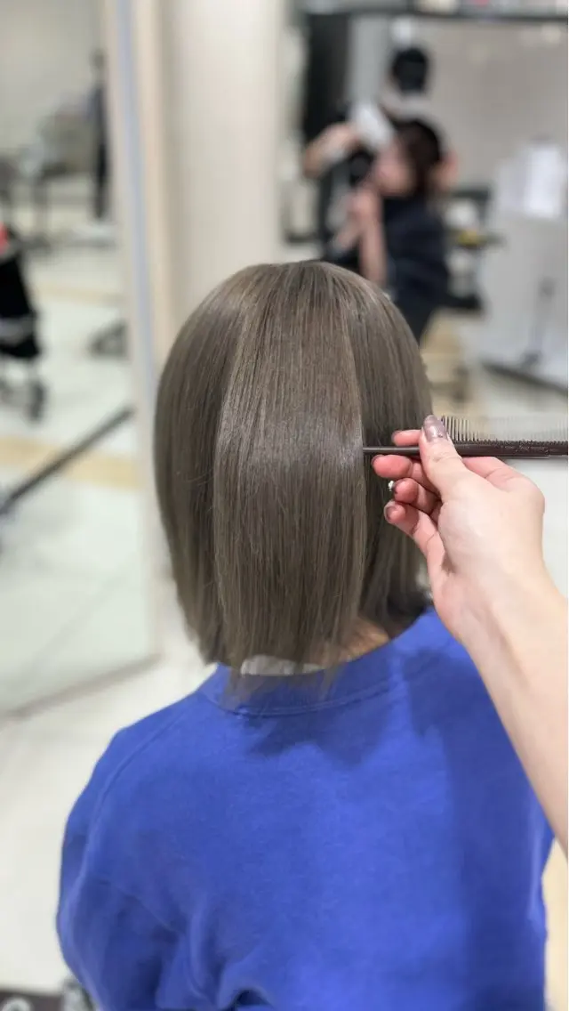 ミディアム カラー グレージュ ハイトーンカラー costes 今井芽依のヘアスタイル