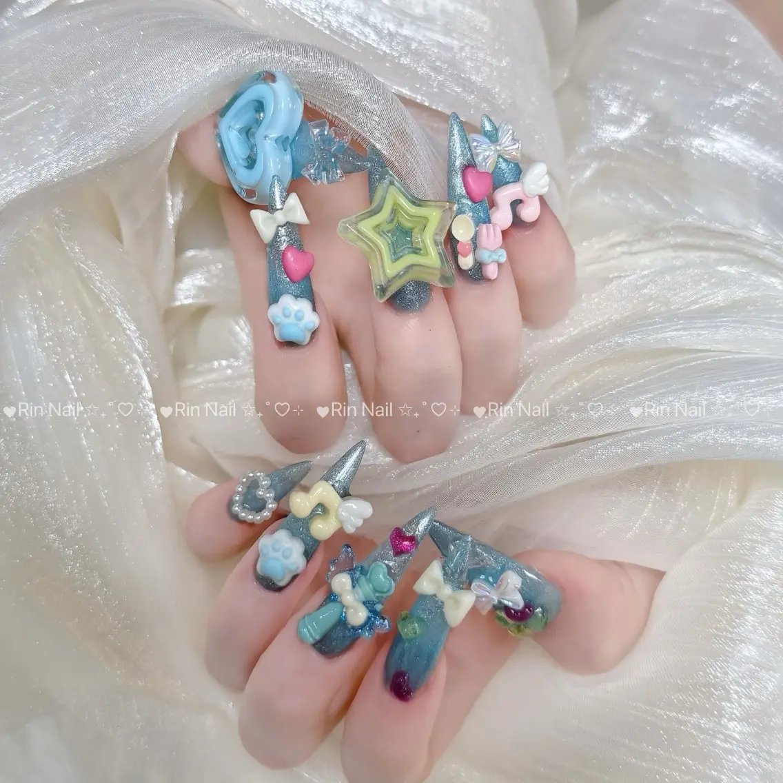 ネイル ブルー フラッシュネイル フラワーネイル ホログラムネイル キラキラネイル ハンドネイル Rin Nail 新大久保店のネイルデザイン
