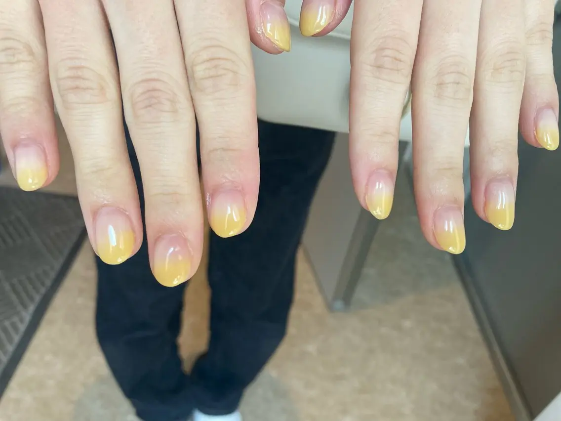 ネイル グラデーション 黄色 ハンドネイル .Etel atelier.のネイルデザイン