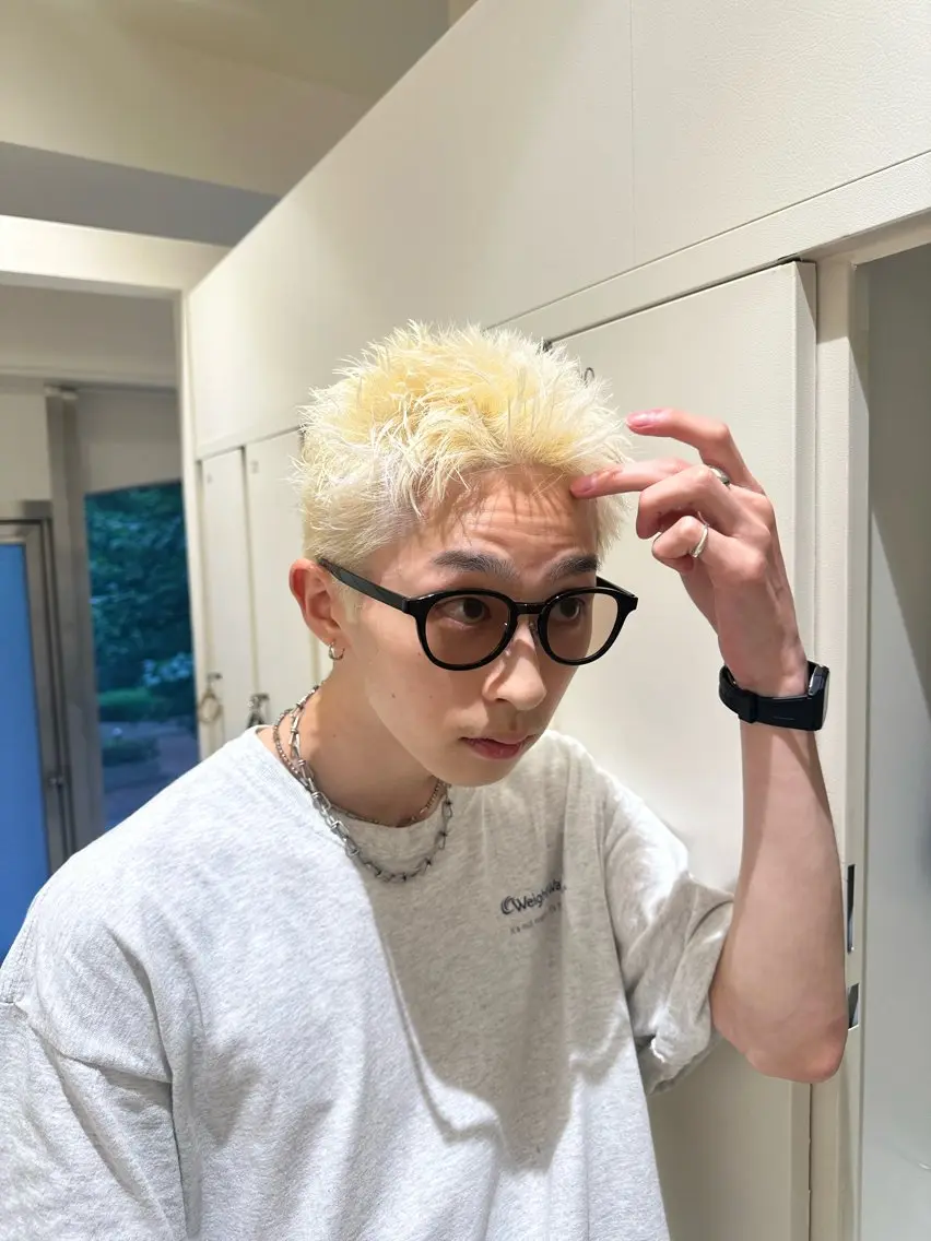 カラー メンズ ヘアカラー タイトボブ個性派カラ ーAKANEのヘアスタイル
