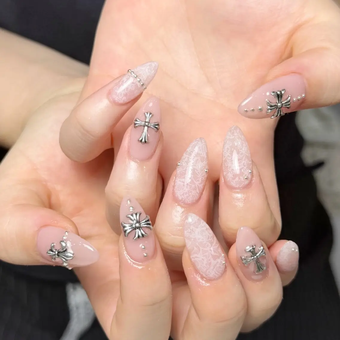 ネイル チークネイル フレンチネイル ジェルネイル ガーリー キラキラネイル ハンドネイル UM Nail Salonのネイルデザイン