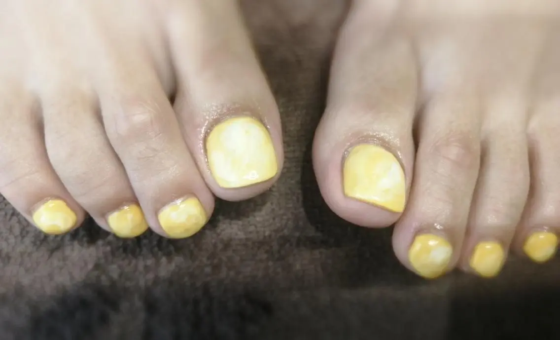 ネイル 大理石ネイル(マーブル) ニュアンスネイル 黄色 いとう えみりのネイルデザイン