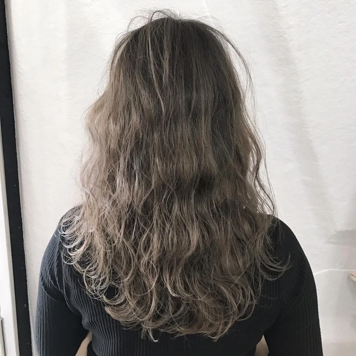 ロング カラー アッシュ ベージュカラー ブリーチ グラデーションカラー レイヤーカット K-POP好き美容師 🇰🇷Kai.Yのヘアスタイル
