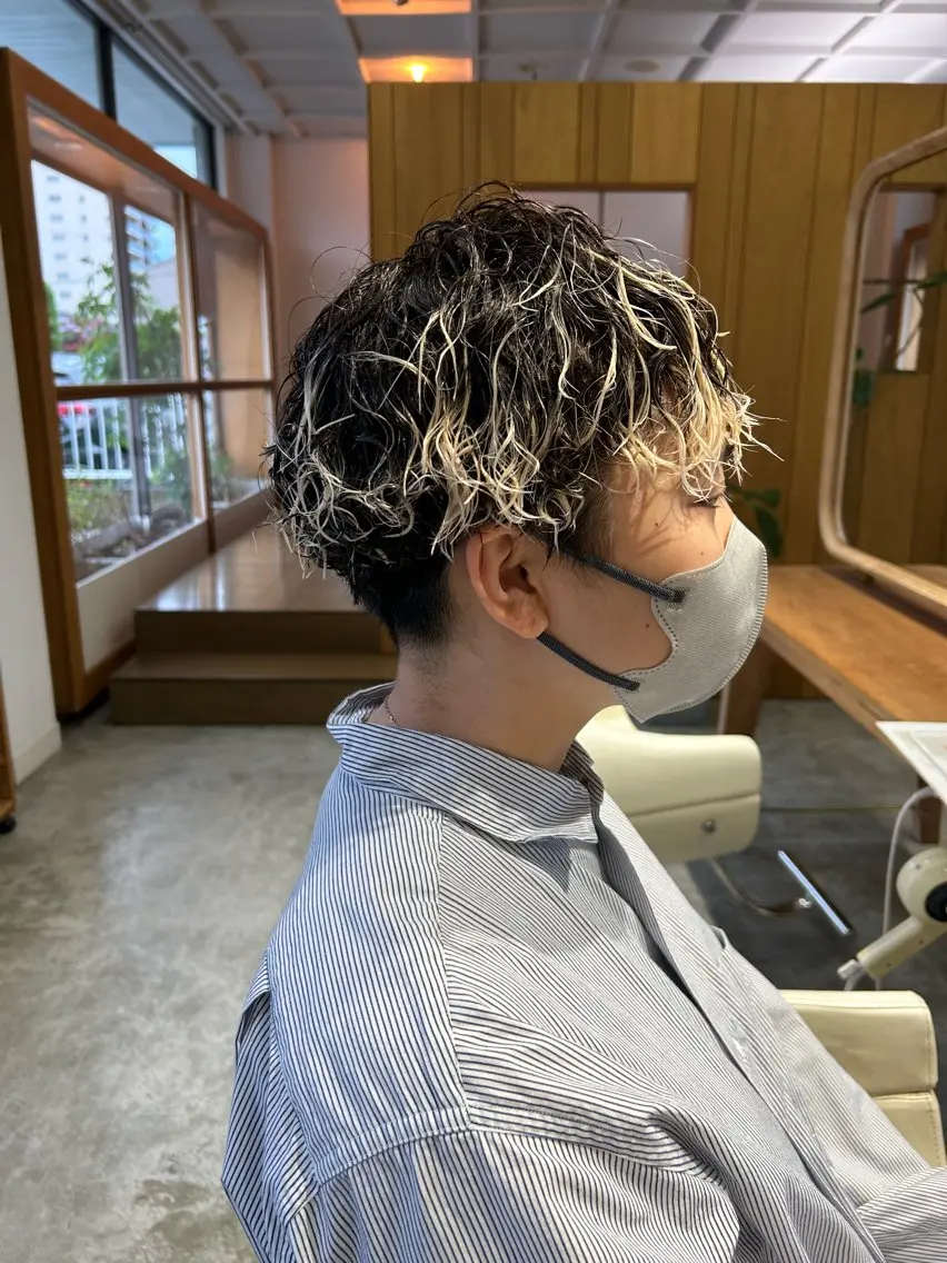 ショート パーマ メンズ メンズブリーチ メンズパーマ スパイラルパーマ 佐藤 悠生 メンズパーマ.カットのヘアスタイル