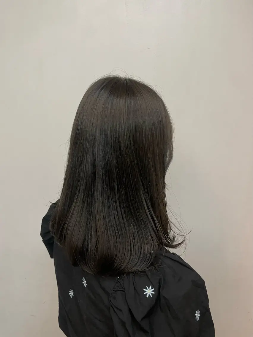 ミディアム カット ヘアカラー トリートメント 艶カラー/縮毛矯正 🩰chihiroのヘアスタイル