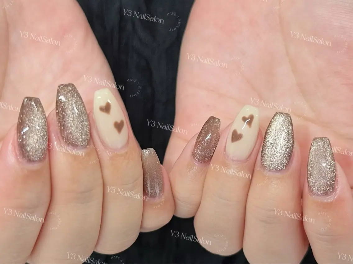 ネイル アートネイル ブラウン ハート キラキラネイル マグネットネイル ハンドネイル Y3 NailSalonのネイルデザイン