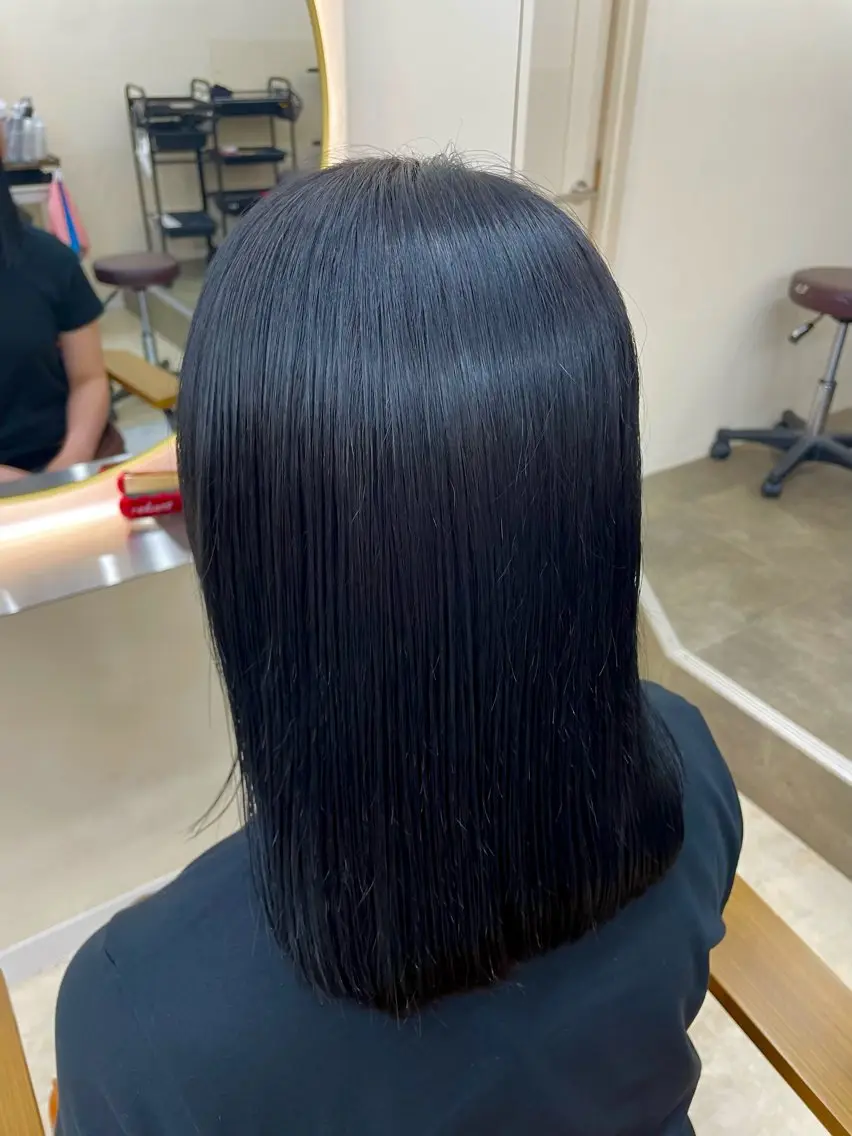 ミディアム カラー 黒髪 ブルーカラー ブルーブラック ダブルカラー 縮毛矯正 齋藤 ゆず🐻🤎のヘアスタイル