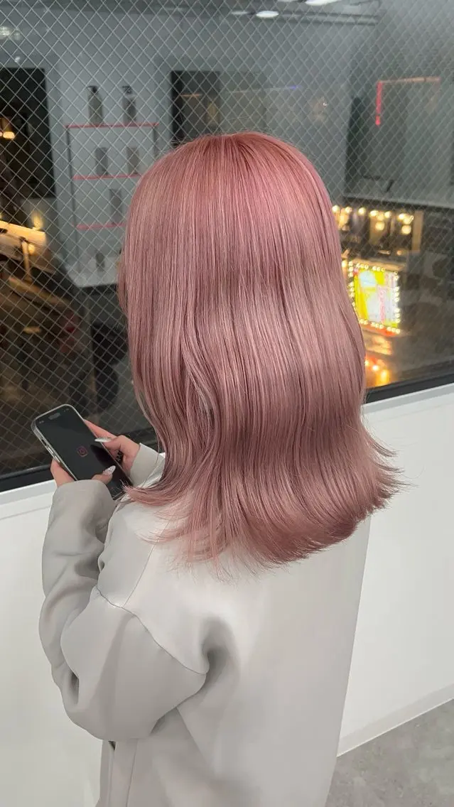 ロング カラー 縮毛ブリーチ／黒染め 複雑履歴／ホワイトのヘアスタイル