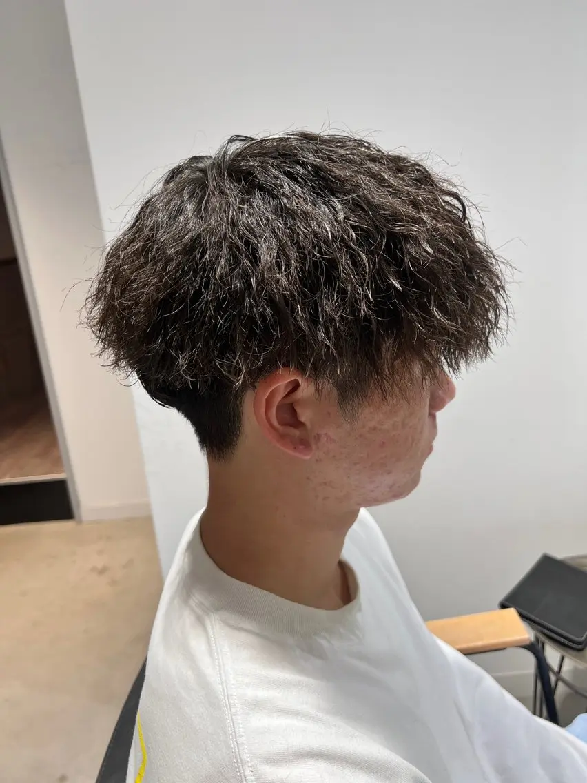 ミディアム パーマ メンズ ミディアムパーマ メンズパーマ 波巻きパーマ カット パーマ メンズカットパーマ ✂️ JOYAのヘアスタイル