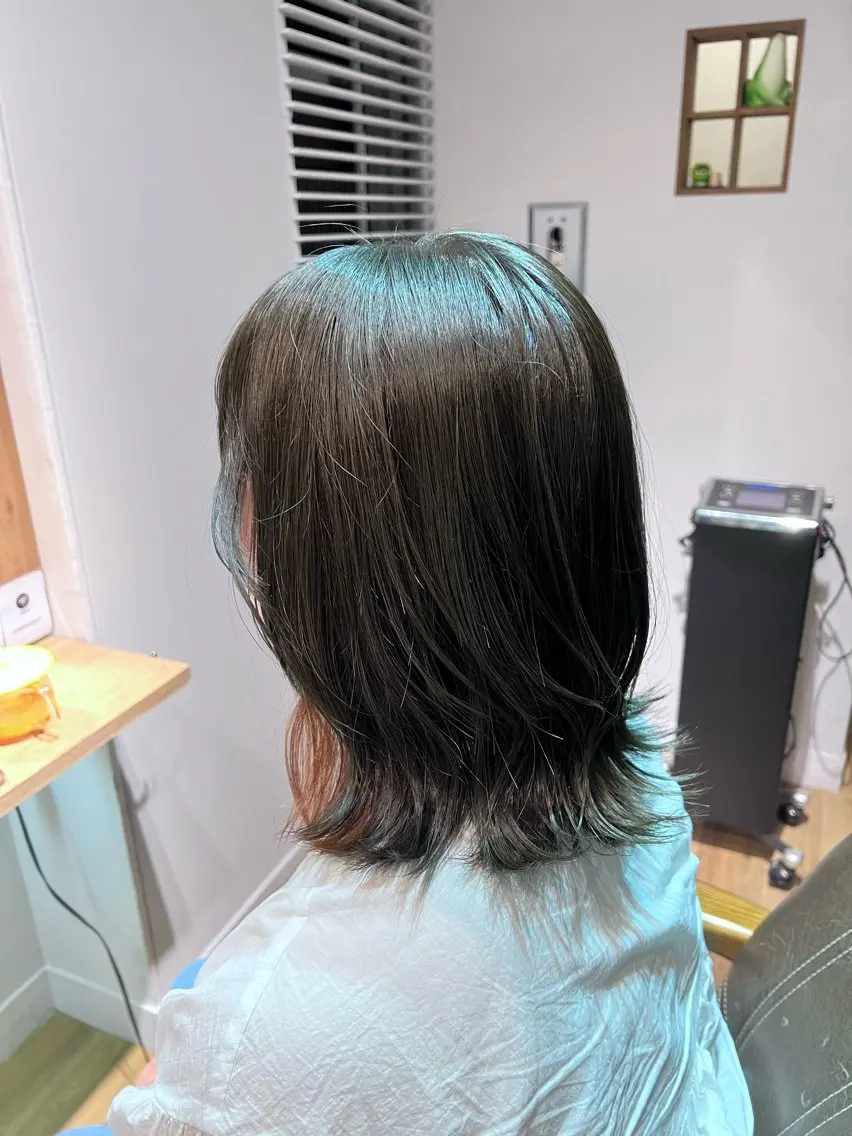 ミディアム カラー ブリーチ グレージュ オリーブグレージュ オリーブグレー ヘアカラー トリートメント ツキダテ ユイのヘアスタイル