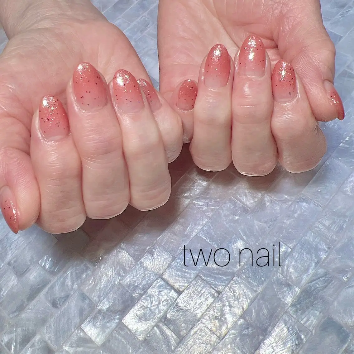 ネイル キラキラネイル ネイルチップ ホワイト ハンドネイル two nailのネイルデザイン