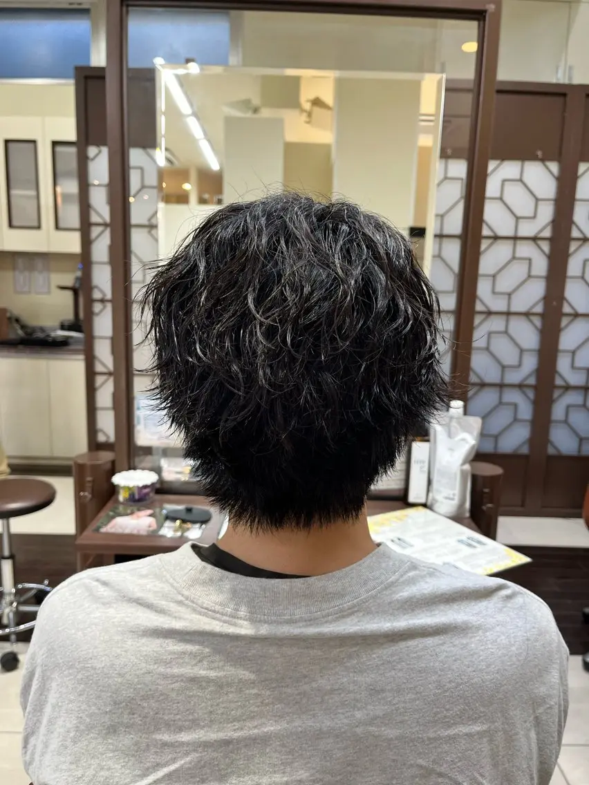 ショート パーマ メンズ センターパート メンズパーマ 波巻きパーマ メンズウルフカット ウルフカット 🧊メンズ特化🧊 高木航希のヘアスタイル