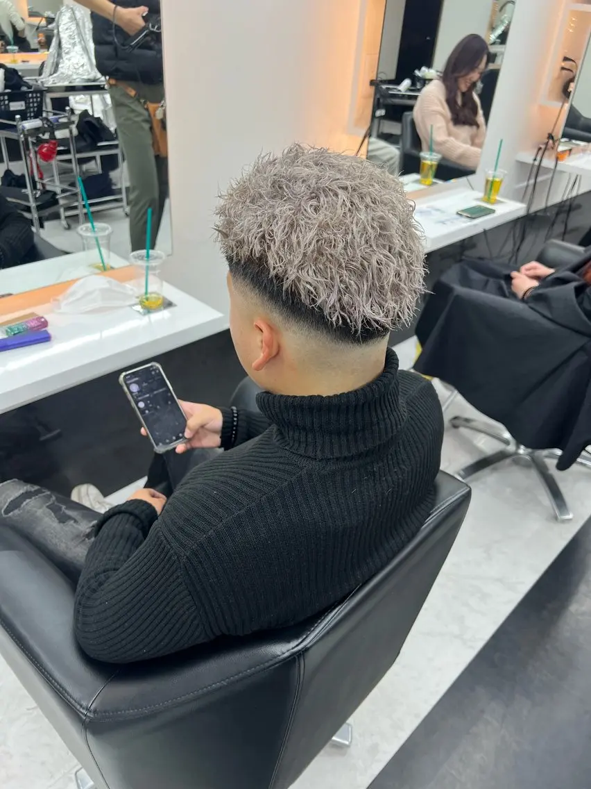 カラー パーマ メンズ メンズパーマ メンズツイストパーマ グレージュ ツイストパーマ ALEAP himekaのヘアスタイル