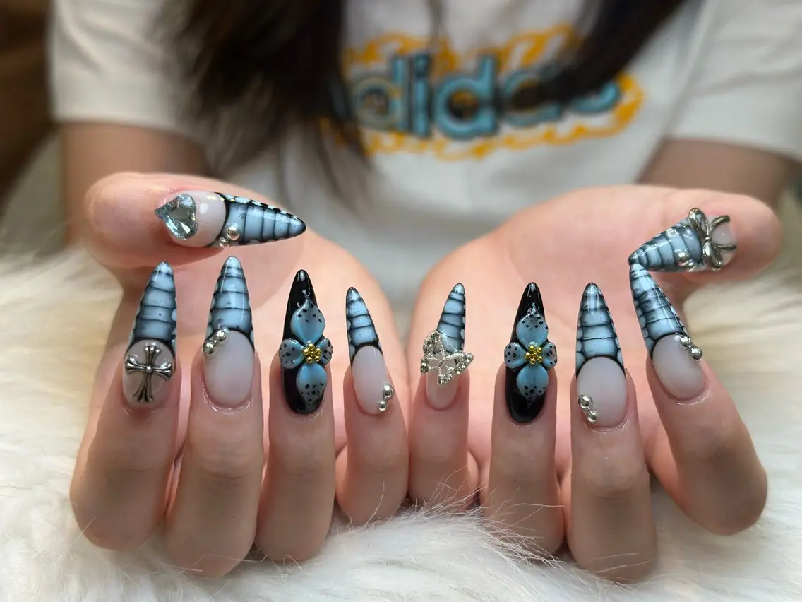 ネイル チークネイル ドット フレンチネイル グラデーション 韓国ネイル ハンドネイル Lisa Nail Salonのネイルデザイン