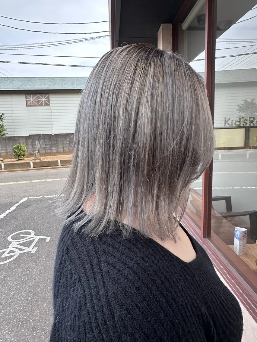 カラー ブリーチ 透明感カラー ハイライトカラー シルバー 石井 麻鈴のヘアスタイル