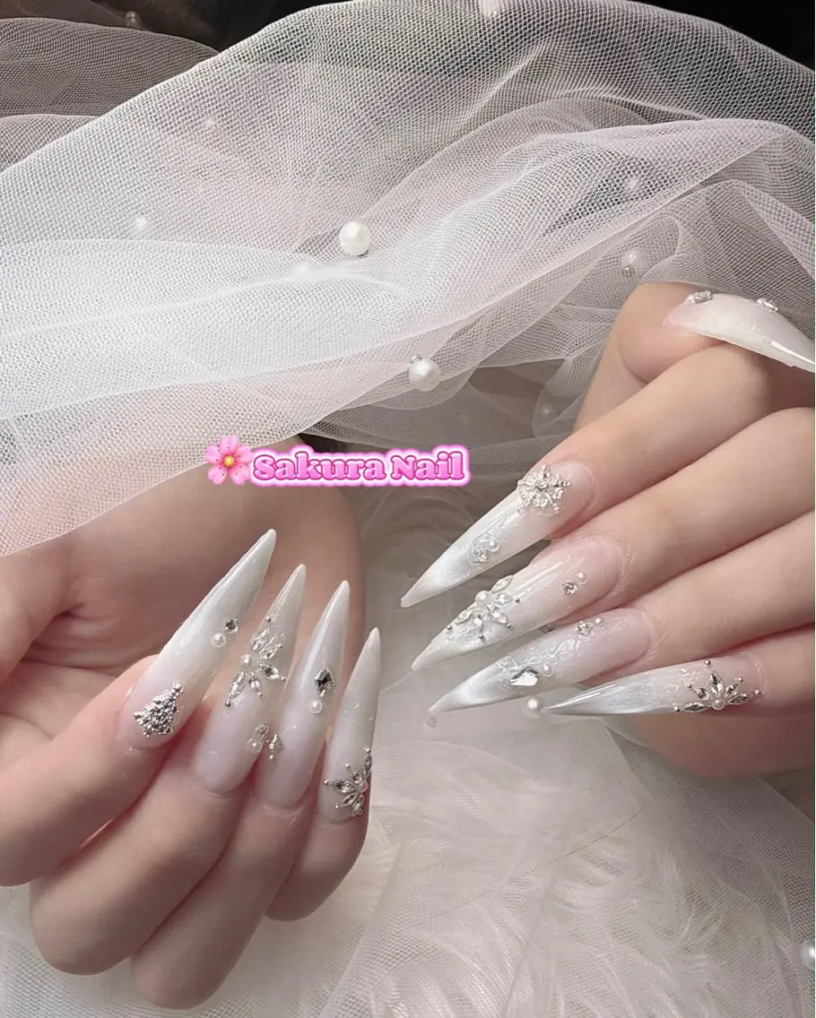 ネイル アートネイル オーロラネイル ボルドー チークネイル フレンチネイル ハンドネイル Sakura Nail Salonのネイルデザイン