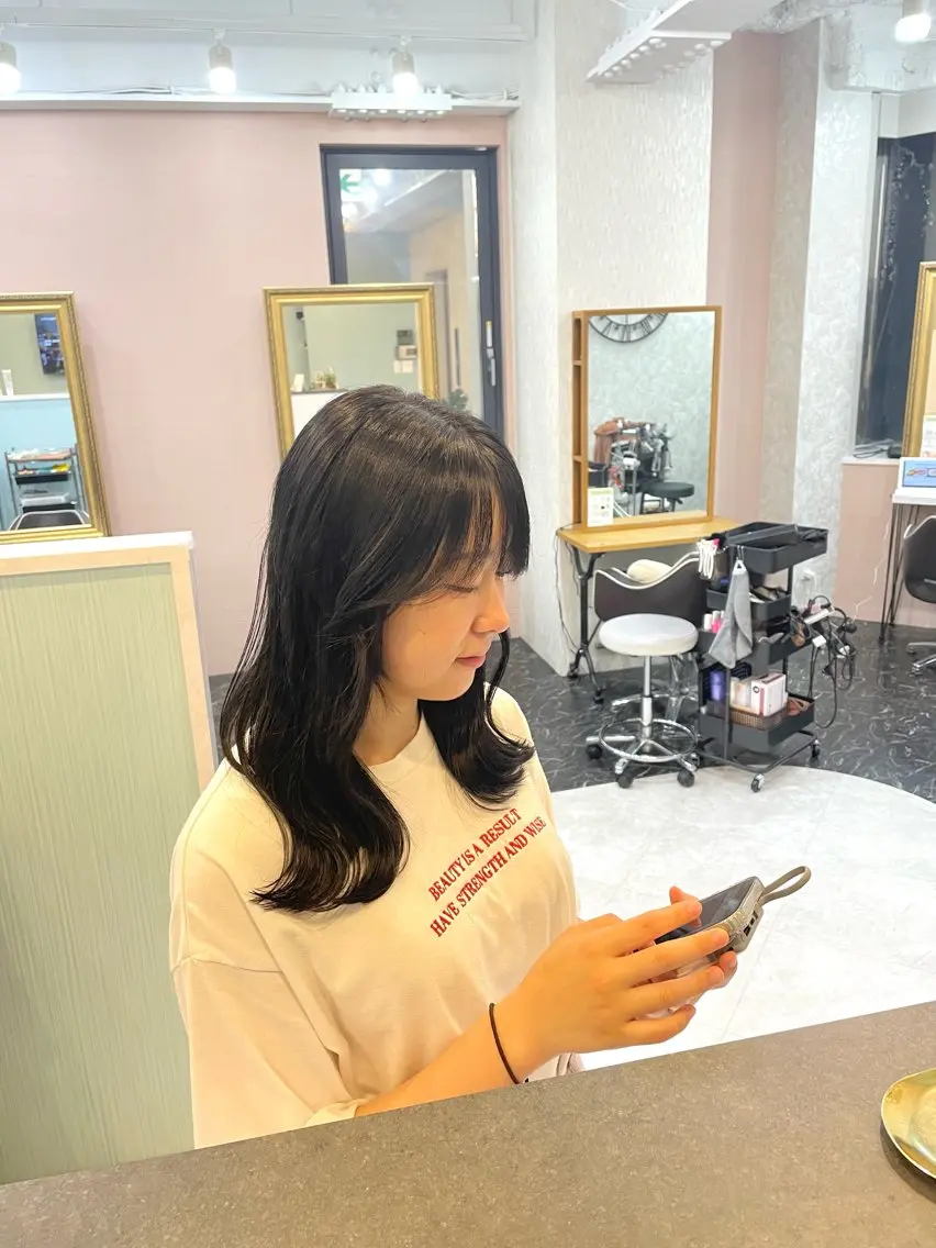 セミロング カット ヘアカラー 亀川蓮 Agu hairのヘアスタイル