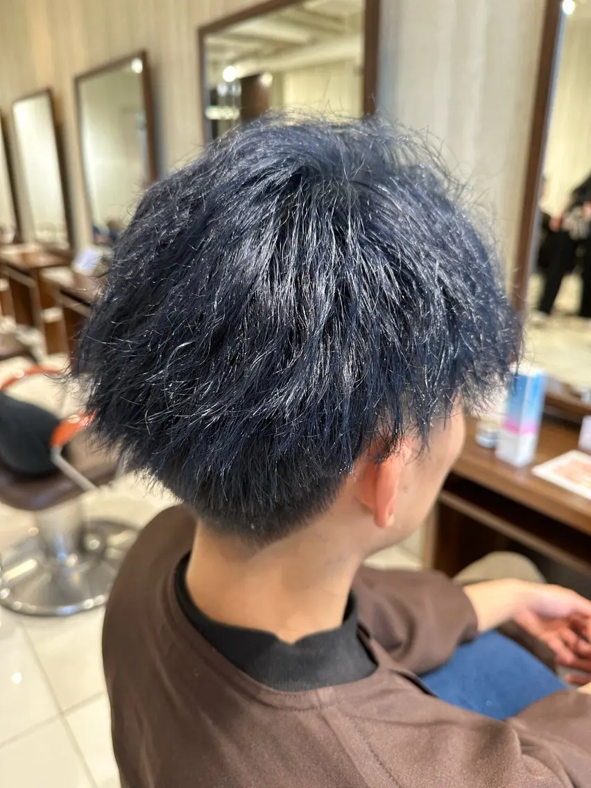 カラー メンズ ブルーカラー ブリーチ/艶カラー カノ🌼のヘアスタイル
