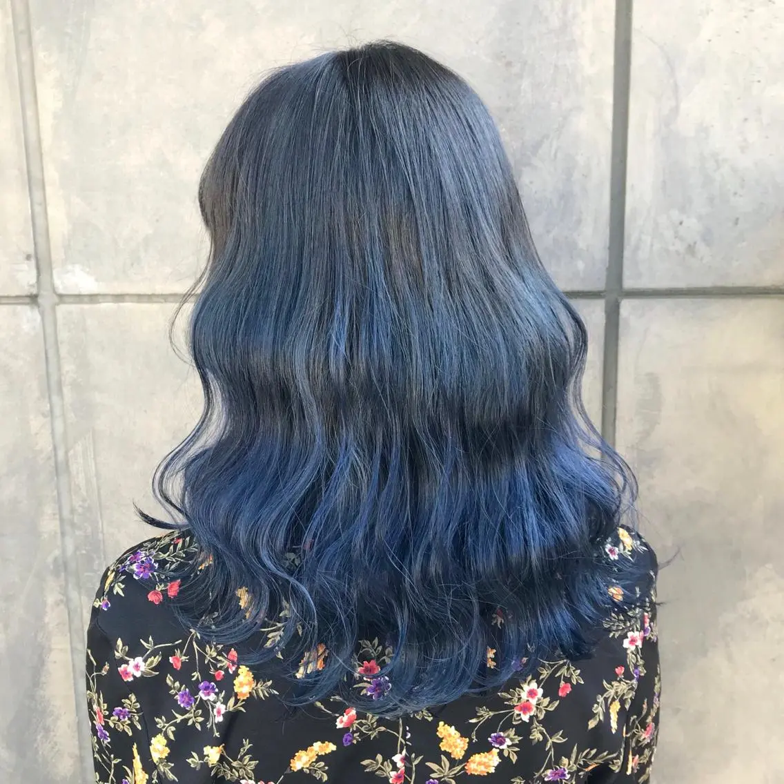 セミロング カラー ブリーチ ブルーカラー グラデーションカラー タンバルモリ ヨシンモリ K-POP好き美容師 🇰🇷Kai.Yのヘアスタイル