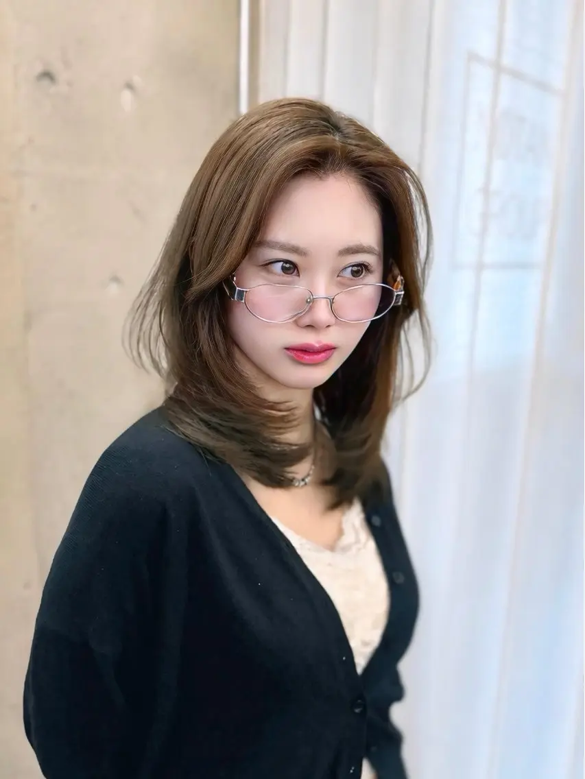 ミディアム カラー 透明感カラー エクステ 顔周りカット 韓国風ヘア レイヤーカット カット ヘアカラー 透明感カラー🤍／ エクステ🪽　MIUのヘアスタイル