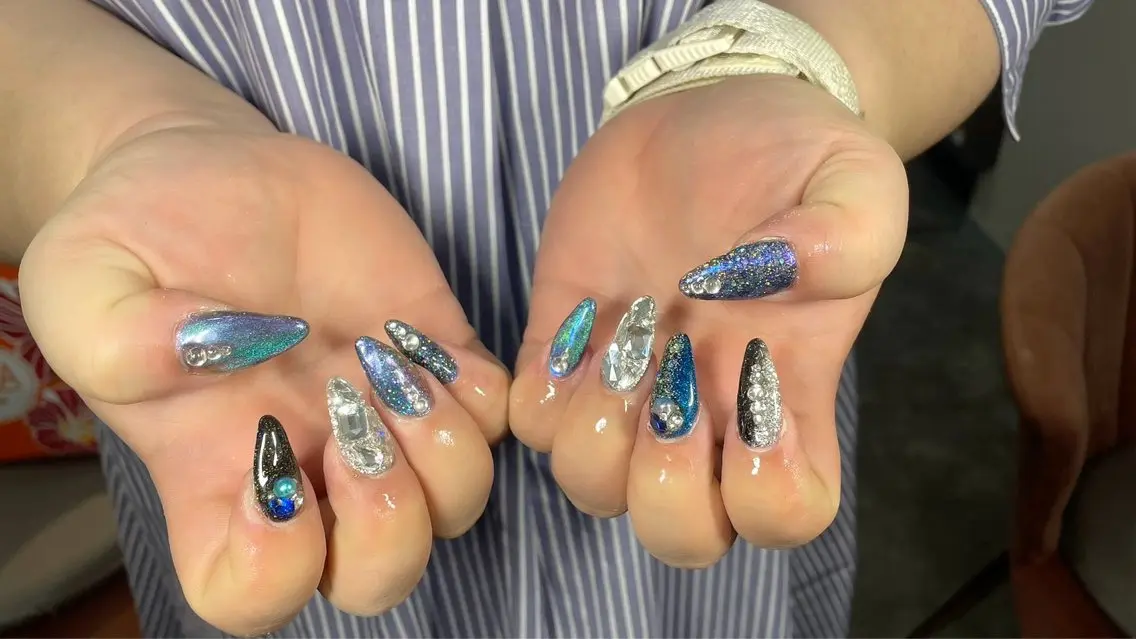 ネイル LAVISH 大和店 emi・:*+のネイルデザイン