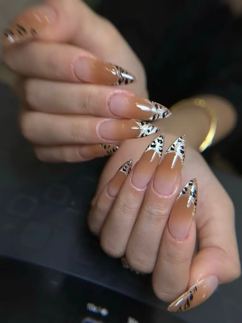 ネイル ブラウン フレンチネイル 韓国ネイル マグネットネイル ニュアンスネイル ハンドネイル Hana Rose Nailのネイルデザイン