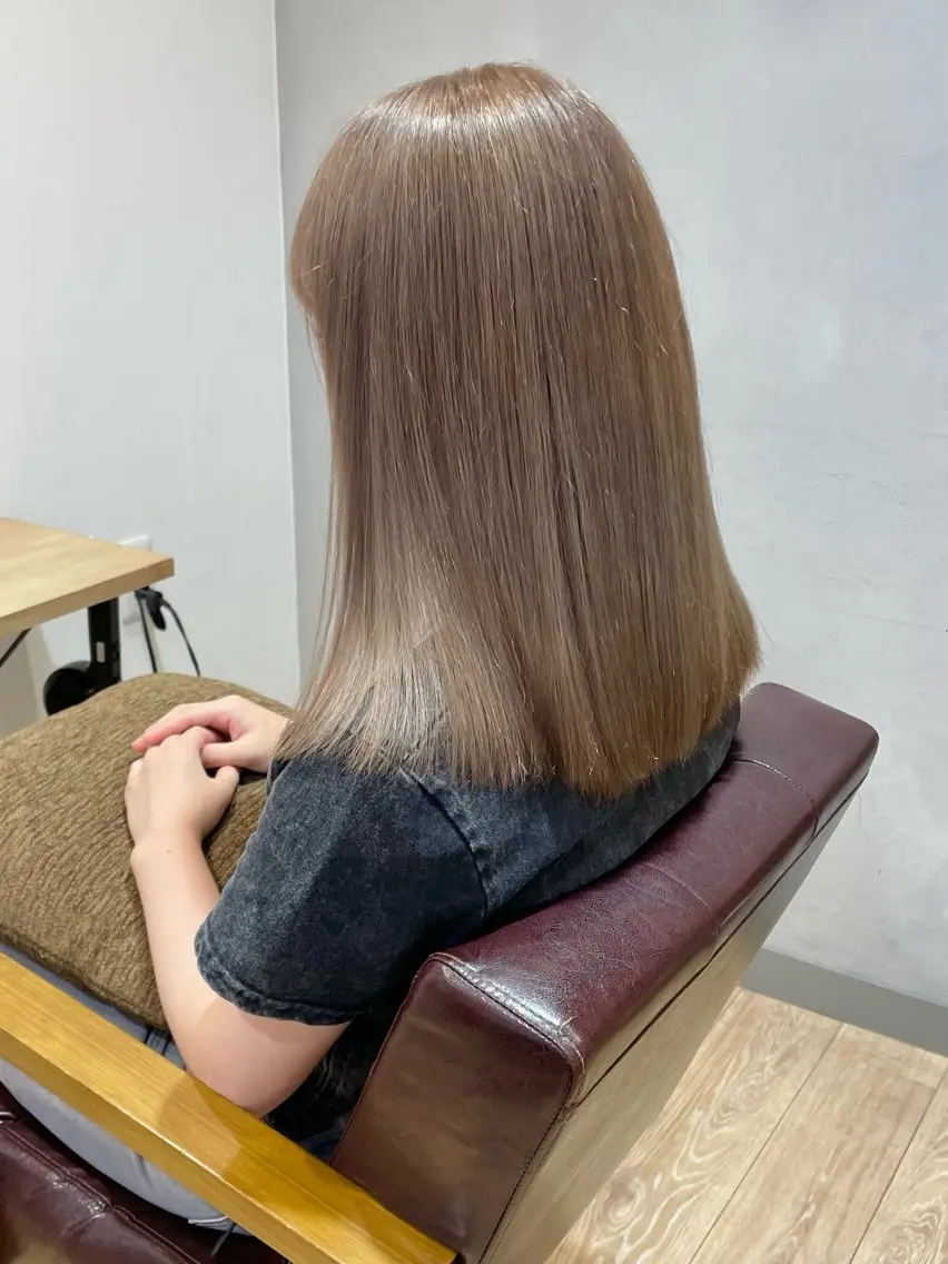ミディアム カラー ベージュカラー ブリーチ レイヤー×初 パーマ|hinakoのヘアスタイル