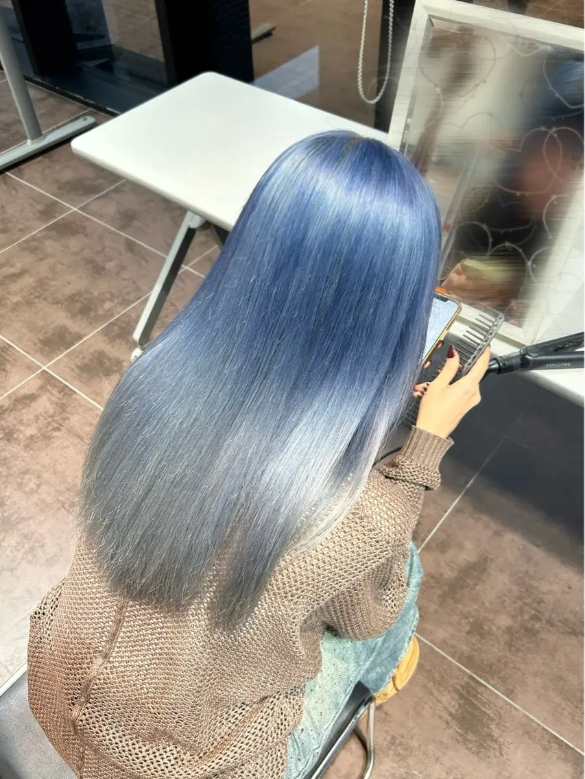 ロング カラー アッシュ ブルーカラー ハイトーンカラー Kurumi リトル渋谷のヘアスタイル