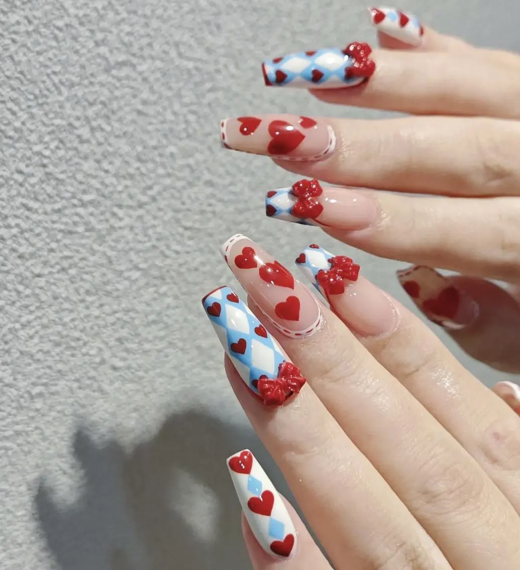 ネイル アートネイル 長さ出し ネイルチップ Queens PUPUのネイルデザイン