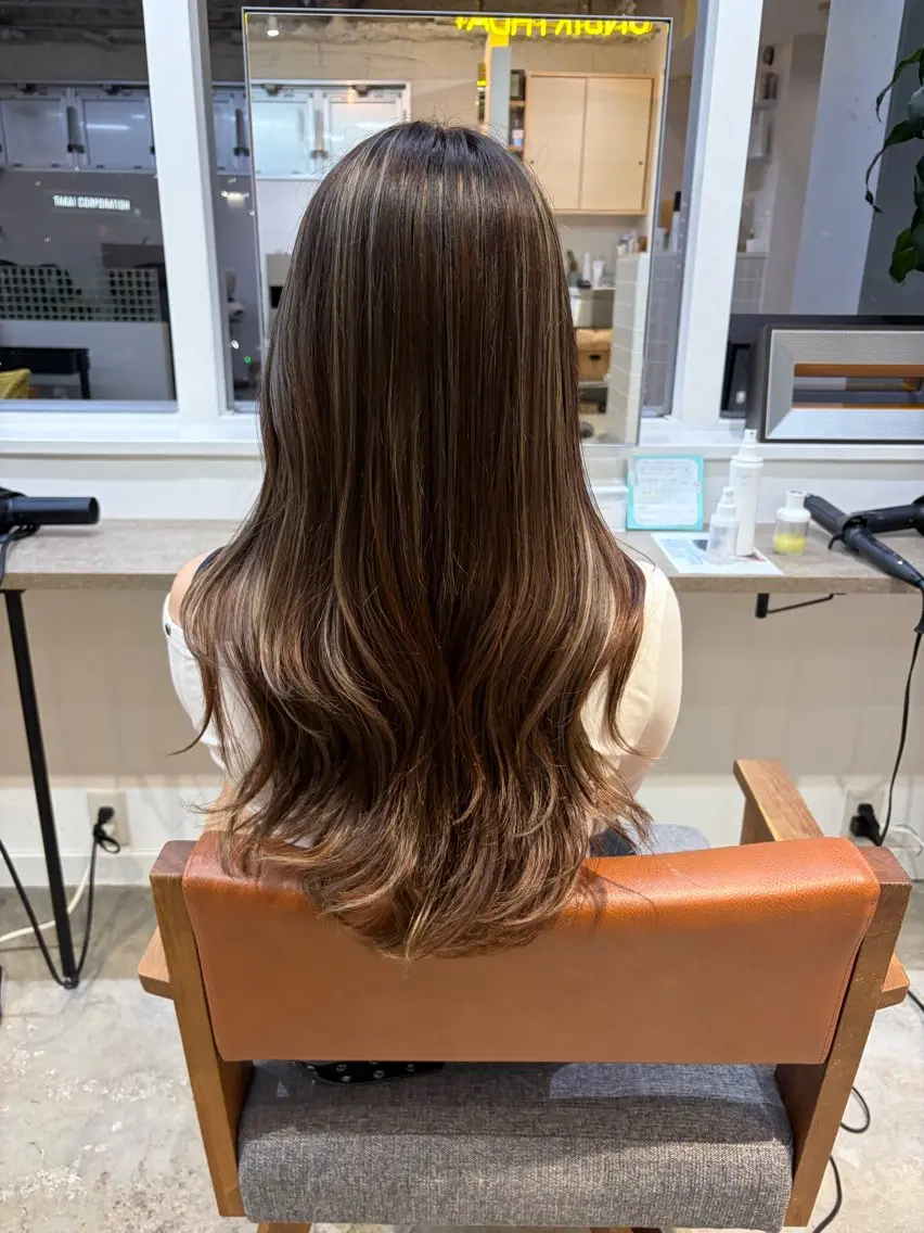 ロング カラー ハイライトカラー ハイライト ヘアカラー UNBIRTHDAY いずみのヘアスタイル