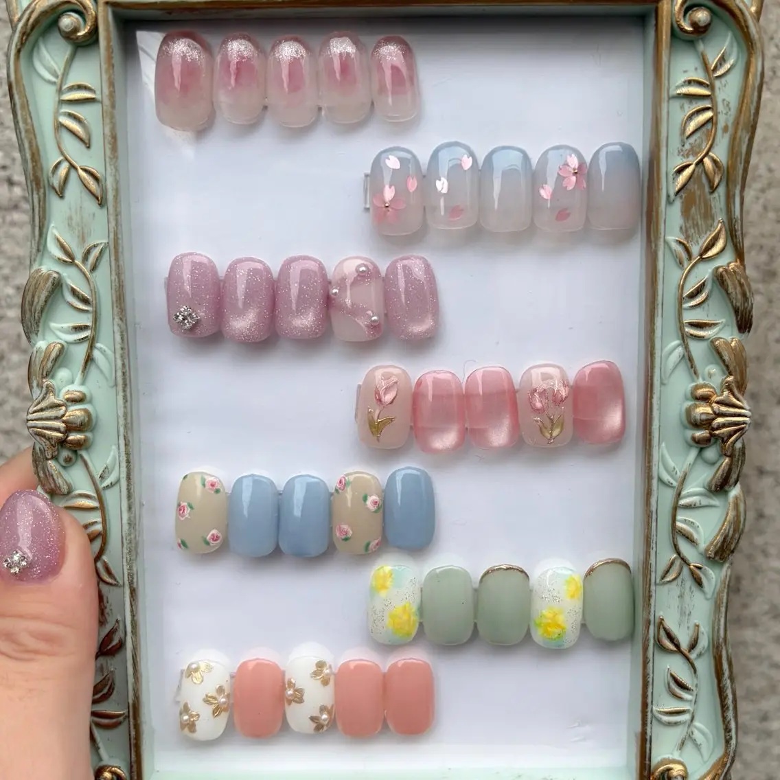 ネイル チークネイル 桜ネイル フラッシュネイル フラワーネイル ゴールド ハンドネイル ネイルマム ジジのネイルデザイン
