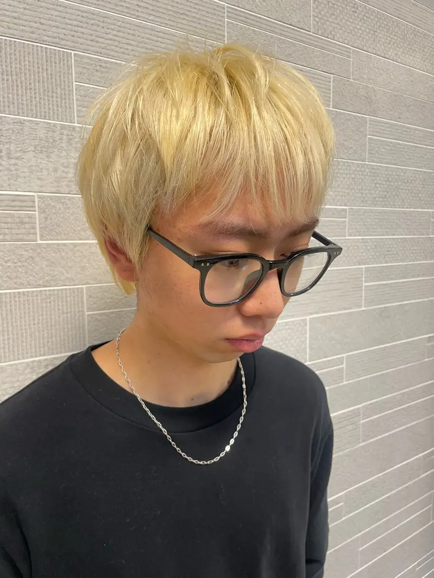 ショート カラー メンズ ブロンド ヘアカラー 岩崎 唯人のヘアスタイル
