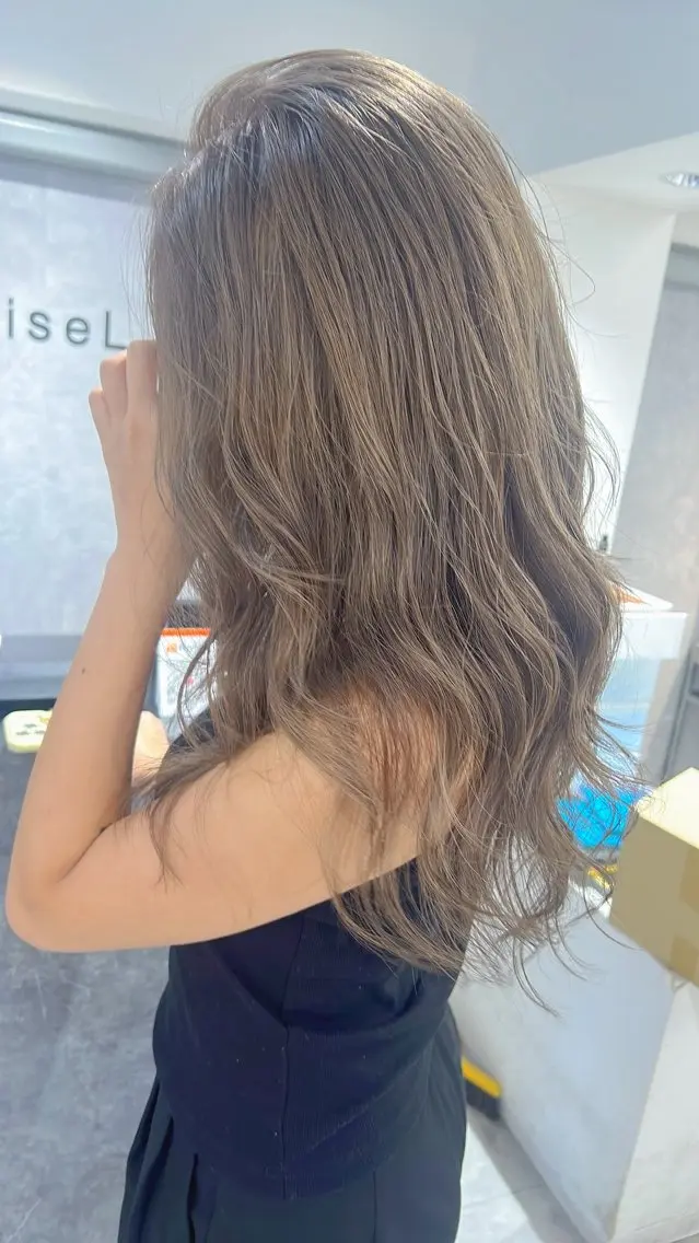 セミロング カラー ブリーチ 透明感カラー グレージュ ハイトーンカラー ミルクティーグレージュ カット ヘアカラー YUI ハイトーンカラーのヘアスタイル